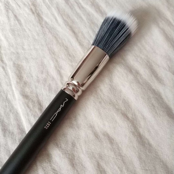 MAC 187 Duo Fibre Stippling Brush - Picture 3 of 3